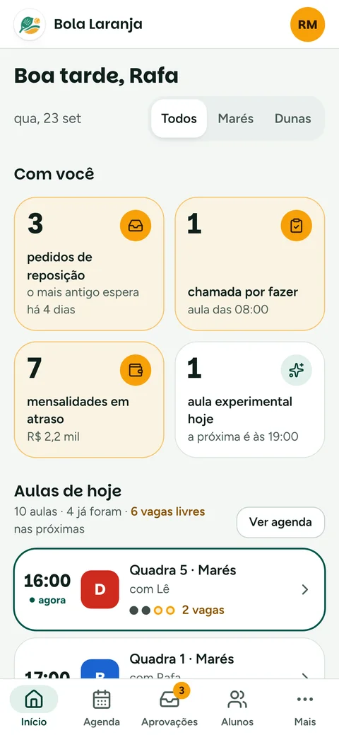 Tela do CourtUp no celular: o começo do dia da escola, com o que espera por você em laranja.