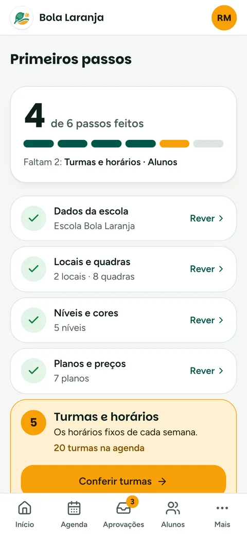 Tela do CourtUp no celular: os primeiros passos da escola, com a importação da planilha no começo.